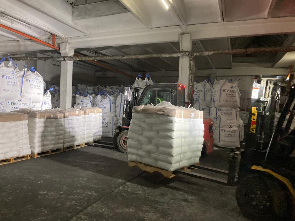 Depoda forkliftlerle elleçlenen paletli ve torbalı yükler