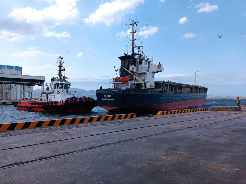 Römorkör desteğiyle limana yanaşan kuru yük gemisi